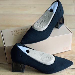 Vivaia Pointed-Toe Aria Block Heel (Black) size 8